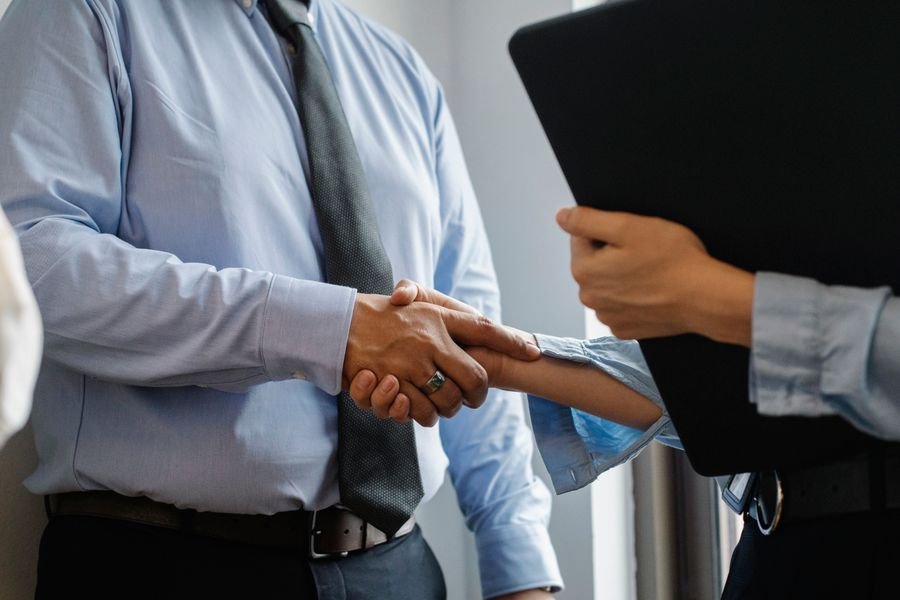 Apretón de manos entre empresarios