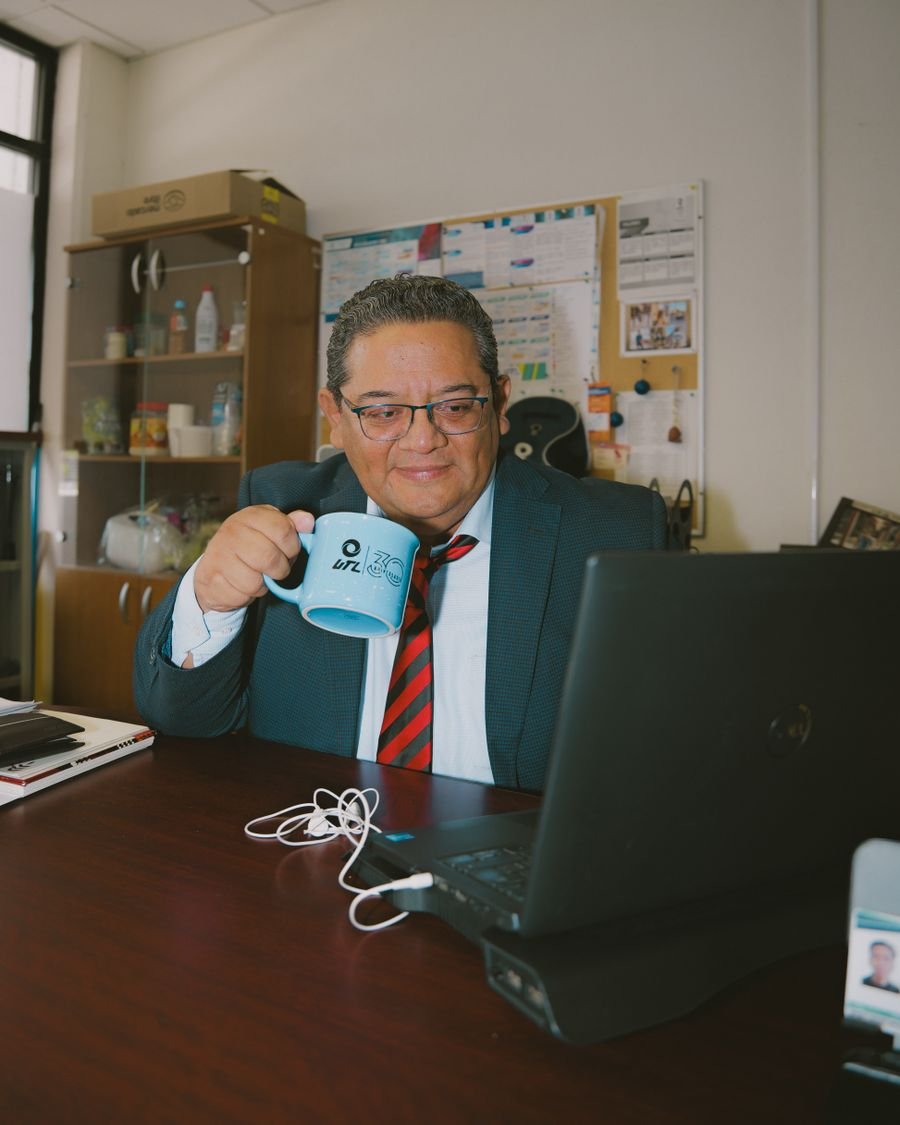 Empresario mexicano trabajando en su oficina