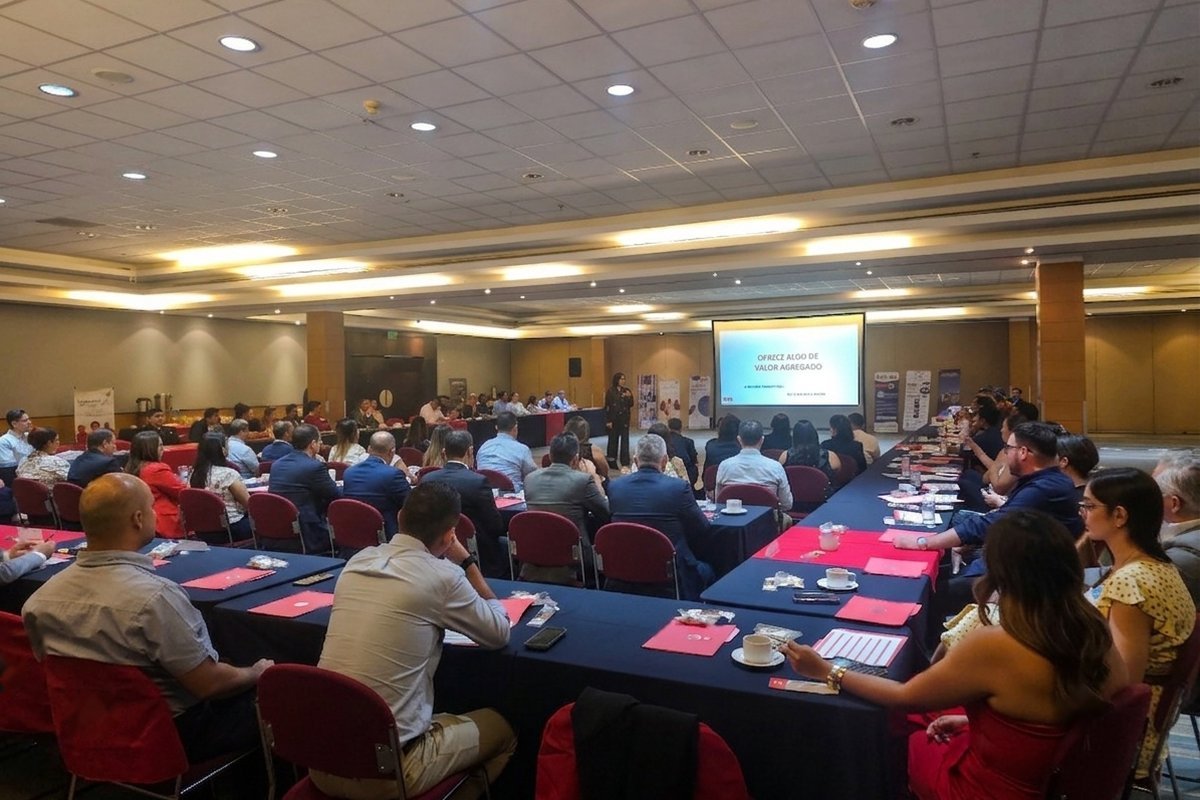Sesión semanal de Networking Bajío en Irapuato, con la sala llena de empresarios